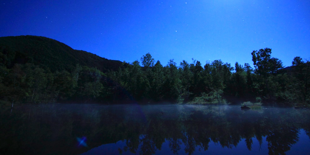 月明かりに照らされた幻想的なまいめの池