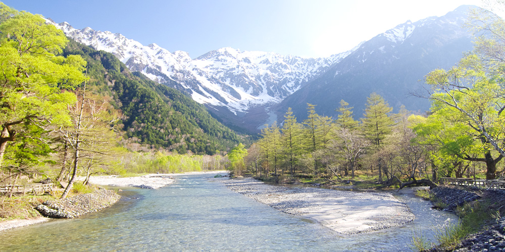 Sungai Kamikochi Azusa dan pegunungan Hodaka di pertengahan Mei