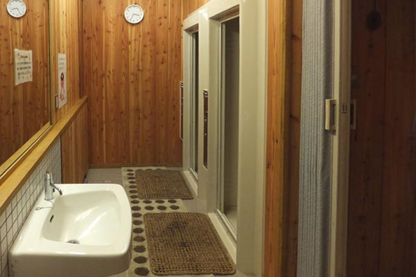 上高地インフォメーションセンターにコイン式のシャワーシャワー室