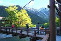 6月でも朝は10℃以下の日もある。朝の河童橋・皆さん冬服